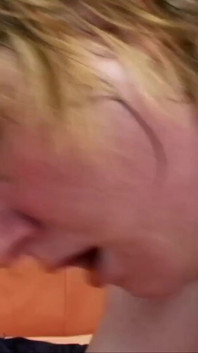 Blondă grasă cu forme și sexy cu țâțe mari și dornică de pulă se bucură și geme în timp ce se fute cu pizda ei rasă