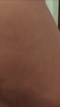 La bbw pelosa ama masturbarsi con il suo dildo giocattolo