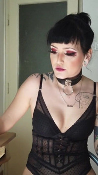 Tatuada gótica fumando na cozinha