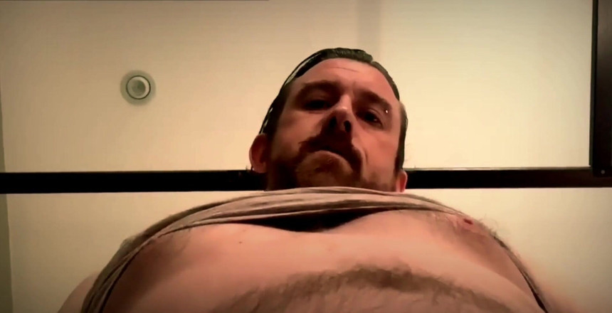 Dirty Talking Guy: Doufám, že se vám všem líbí zblízka hrát ptáka a výstřik...