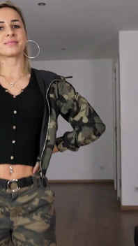 18 yaşındaki güzel sarışın bir porno oyuncu seçimine gidiyor