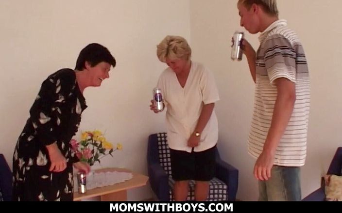 Moms With Boys: Due donne mature insegnano a un ragazzo l&amp;#039;educazione sessuale di...