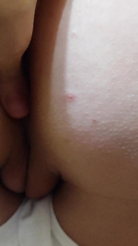Orta yaşlı seksi kadın tatlı amcığını ovuşturmak için külotunu indirdi