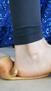 Asmr Crush Barefeet: Piglet