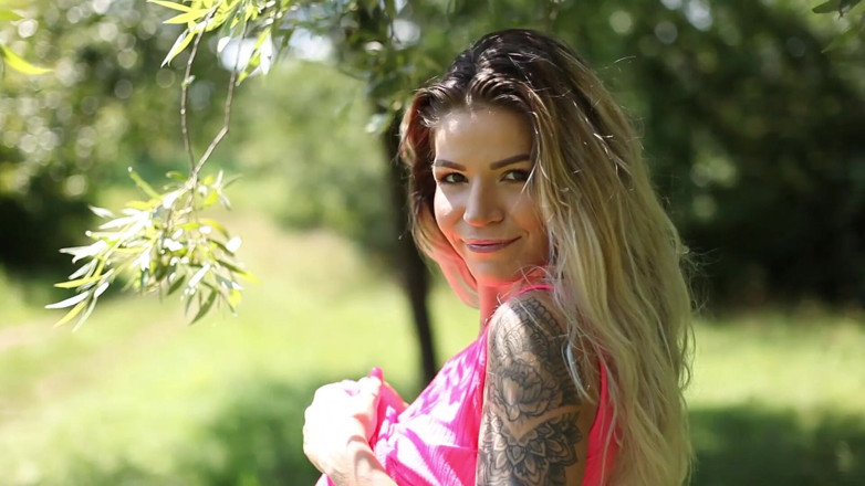 XCZECH: Mooie Daniela toont haar mooie lichaam in de zomer