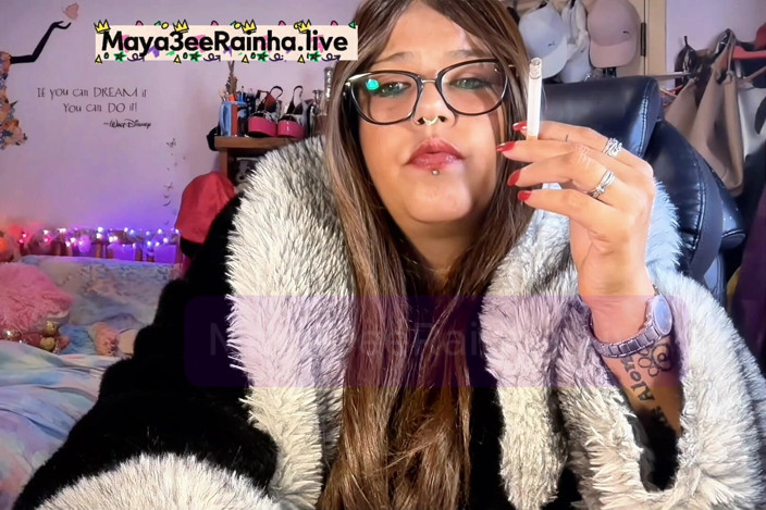 Goddess Maya3ee Rainha: Chainsmoking Queen in Fur BBW MILF Green Eyes, Red Nails,...