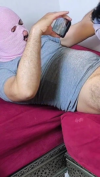 Un bărbat porno arab saudit își împarte soția
