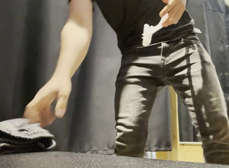 Apomit: Mladý chlapec, obchod, kamera, nahý