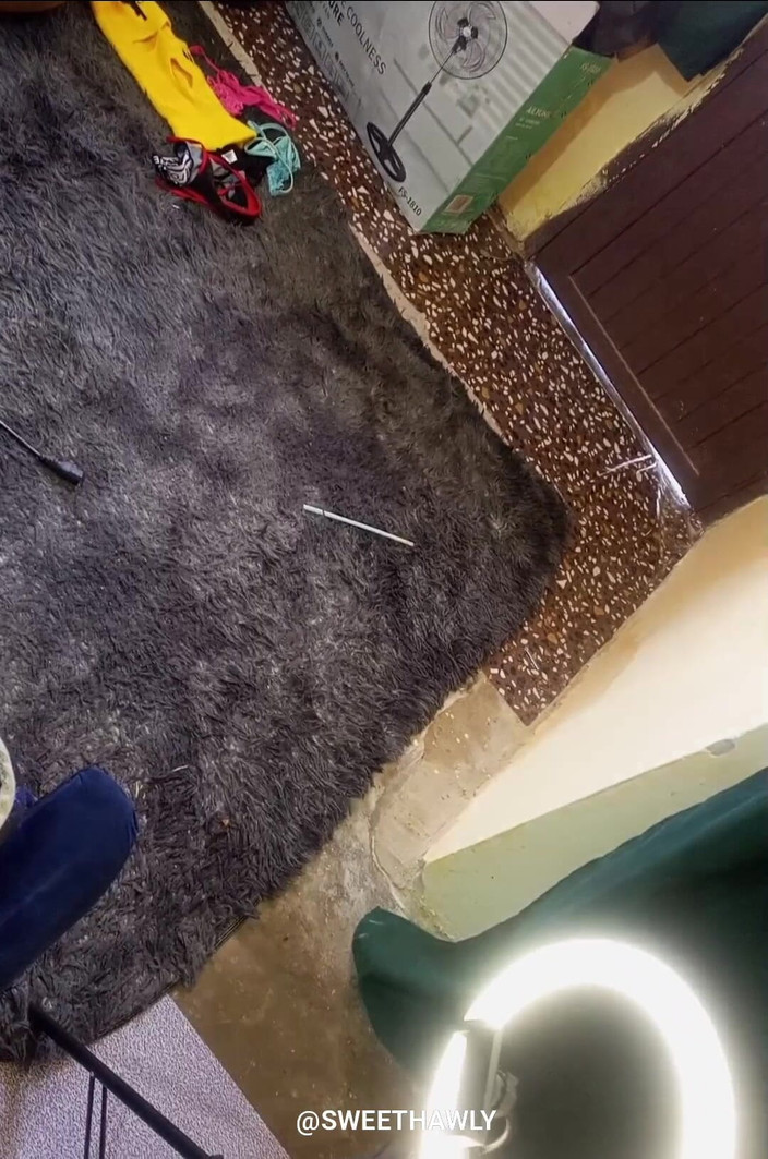 Sweethawly: Üvey kız kardeşimin analını sikiyorum, çok sıkı anal