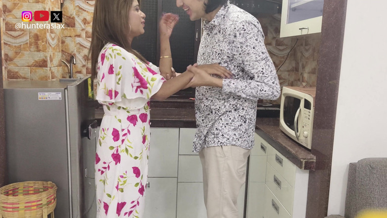 hunter Asia: 甘いリクエスト、キッチンでの熱いご褒美キス、ソファでの愛し合い