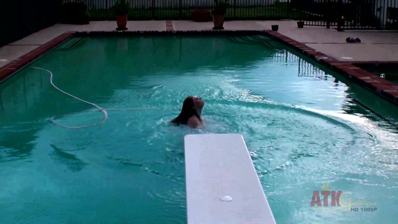 ATKIngdom Fans: Alli salta in piscina nuda mentre chatta