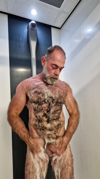 샤워하는 털이 무성한 잭