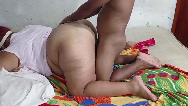 Gordita Culo Rico: Aku pergi untuk memijat ibu tiriku dan dia terangsang.