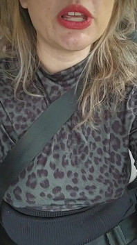 Schiavo che mi pulisce il culo all'aperto