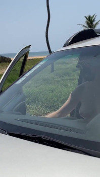 Batty lux topless auto lavaggio procace bionda che pulisce l'auto con grandi tette naturali