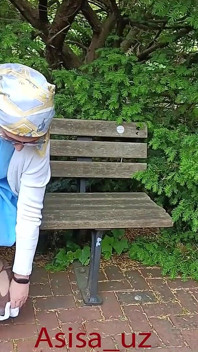 Une musulmane suce dans le parc de la ville, enlève sa culotte et fait pipi, montre sa chatte.