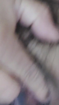 J’adore être coquine et toucher ma chatte poilue sur mes draps en satin rouge