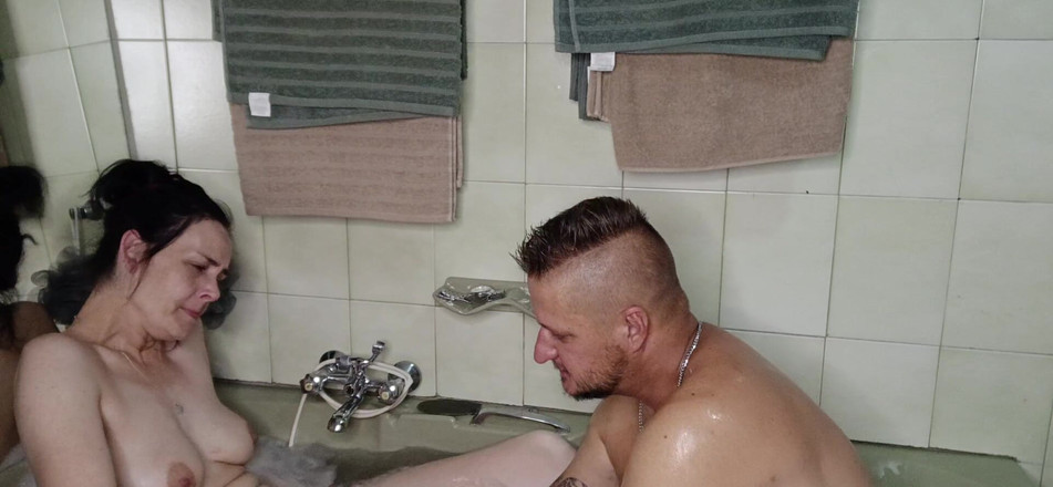 Bigjoefuckalott: Já a moje nevlastní sestra ve vaně