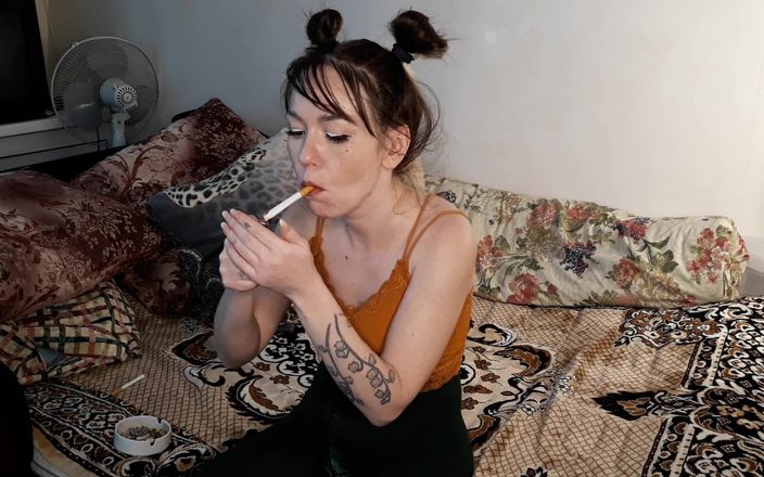 Asian wife homemade videos: figliastra sexy che fuma