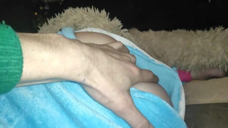 Taboo Room: Kleine prinzessin im einhorn-schlafanzug lutscht schwanz!