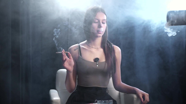 Russian Smokers: Spokojna solo sesja palenia w studio z miękkim dymem i...