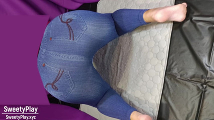 SweetyPlay: Un gros cul en jean fait pipi avec un vibromasseur.