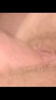 Echte vintage milf met mooie tieten kont geneukt en ondergespoten in de mond door twee grote pikken