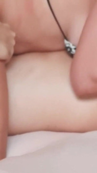 MILF Zit Op Zijn Gezicht En Geeft Een Pijpbeurt Aan De Jongen Met De Grote Lul.