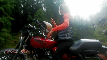Abella Love: Rote lippen, blondine raucht sinnlich auf rasta fahrrad im freien