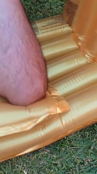 Mata na powietrzu przy basenie