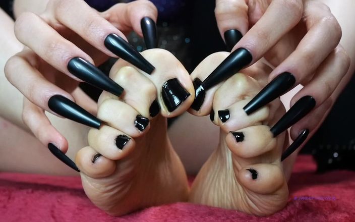 Rebecca Diamante: Черный и завораживающий лак для ногтей от Rebecca Diamante