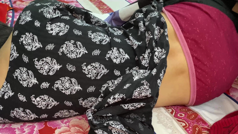 Desifilmy45: Deelde het bed met Punjabi Bhabhi en neukte haar grote...