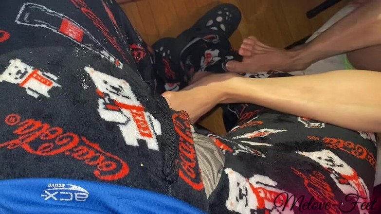 Naelor: Melove chce potěšit Naelor svými sexy chodidly a dlouhými prsty...