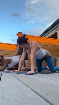 Bộ ngực to tập yoga ba người và cặp mông to vừa vặn bị bắn tinh mạnh