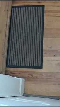 Отчаянный Паренек, Оставленный На Улице Соседом По Квартире, Смачивает Себя, А Затем Получает Свою Месть