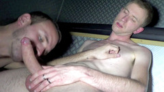 Crunch Boy: 年轻的金发 twink 操在寻欢洞一个异性恋男孩好奇