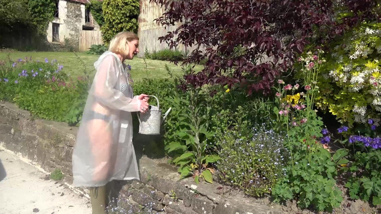Dirty Doctors Clips - Solo Mature Playtime: J’arrose mes plantes