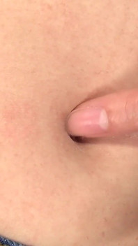 Ela limpa, cheira, sorri - fetiche por umbigo de Tae