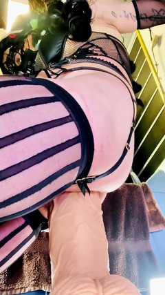 Benito414: Banci ts seksi menunjukkan lingerie stoking hitam yang lucu dengan...