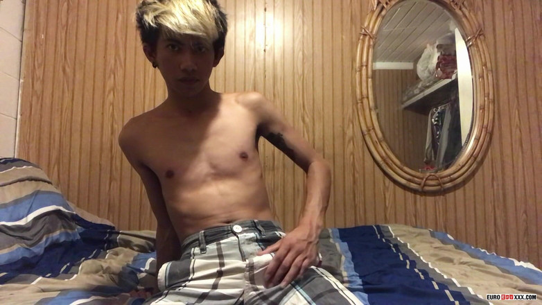 Euro boy xxx: かわいいザンダーが大きな水を吹き出す