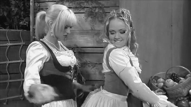 Lesbian Stories: 令人惊叹的金发女郎的阴户被舔舐并被指交