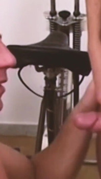 Männliche Buttocks_scene-4_skinny Soldat wird von seinem muskulösen Sergeant gefickt