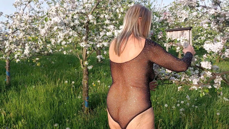 martinawest: Femme Mature Se Promène Dehors En Combinaison Transparente!