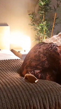 Amadora loira madura esposa apresenta jogos de sexo em meias e salto alto