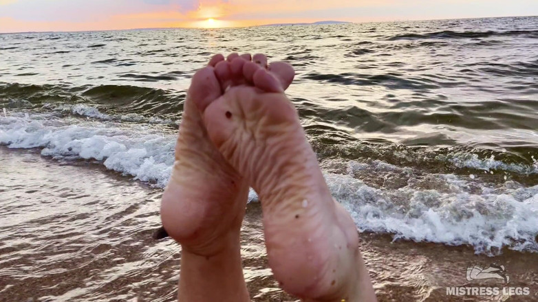 Mistress Legs: Belas solas enrugadas e toes wiggling contra o pano de...