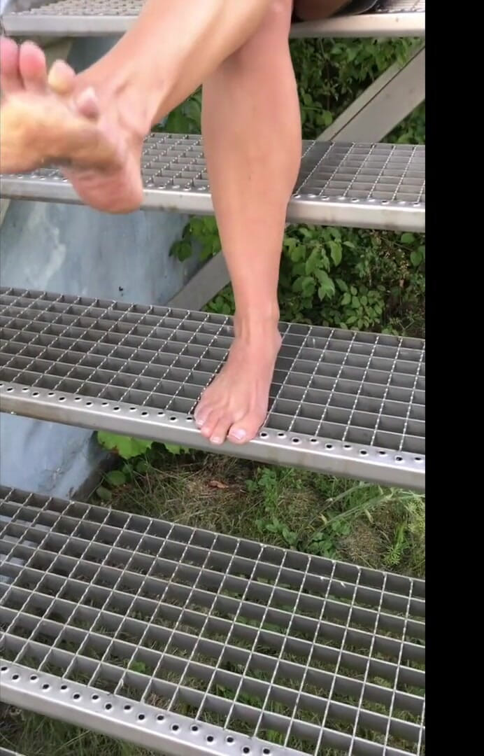 Amalie von Stein: Piedi nudi sulla griglia!