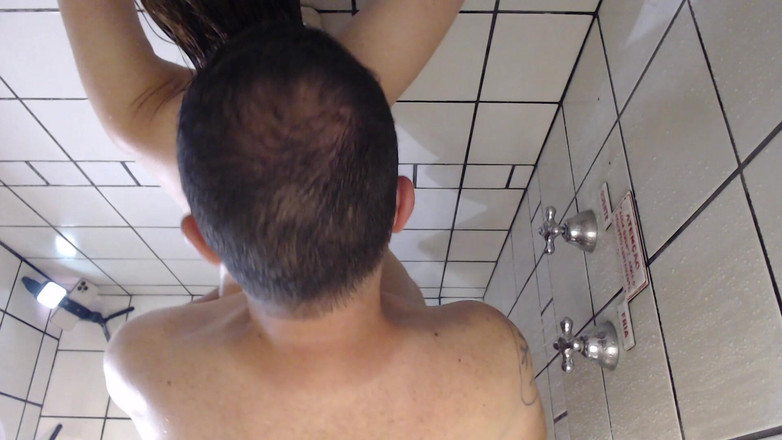 Casal Amador: 人妻が浴室ファック中に大声で絶頂し喘ぎ声を上げる