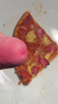 Twink spryskuje jego pizzę