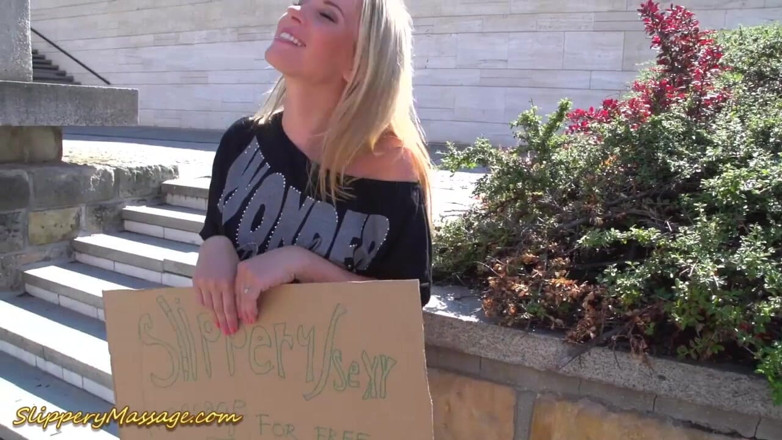 Slippery massage: Підберіть для лесбійського нуру масажу