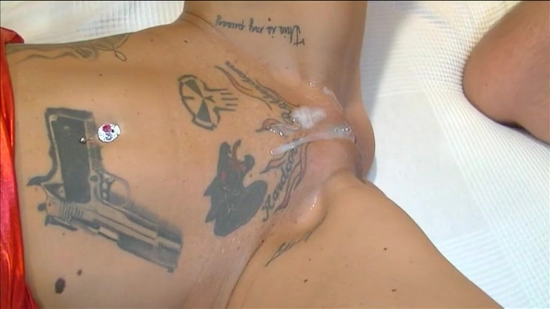 Cumdate: Pelirroja tatuada milf estirada por palpitante polla en paseo salvaje